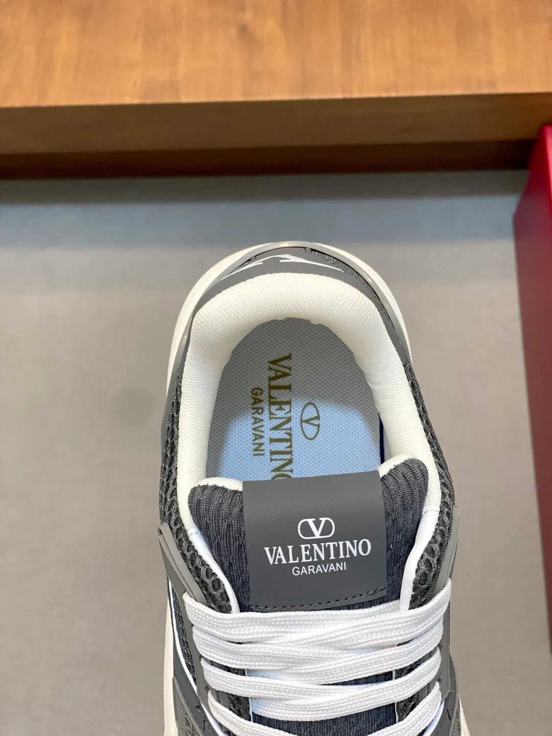Men's shoes 💰660 Valentino/VALENTINO JOIE DE JOUER couple's low-top sneakers. This sneaker is made of splicing and is decorated with rubber VLOGO SIGNATURE details on the front. The upper is punched and the tongue is decorated with VLOGO SIGNATURE. Logo, with two-color rubber outsole, suede leather fabric lining, logo cowhide insole, fashionable and elegant style, comfortable and breathable for the upper foot, full of personality, and comes with a complete set of original packaging! Code number: 39-44 (38, 45 customized)